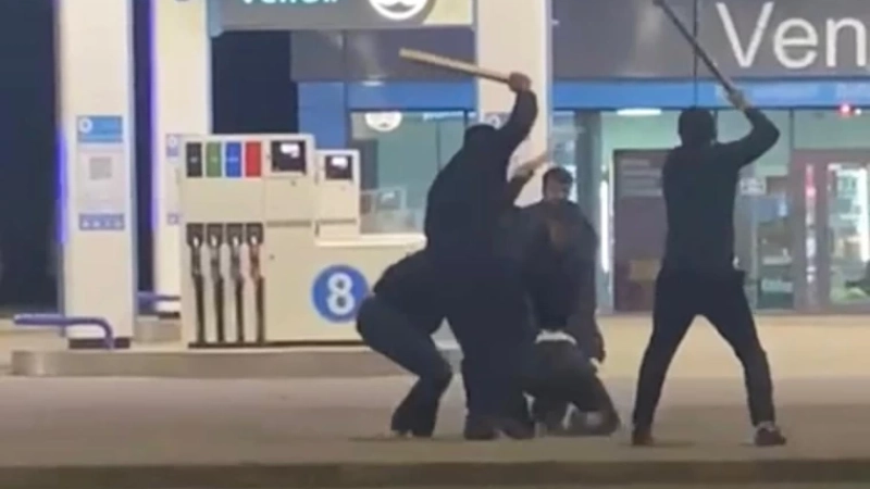 Вооруженные палками мужчины устроили драку в Уральске