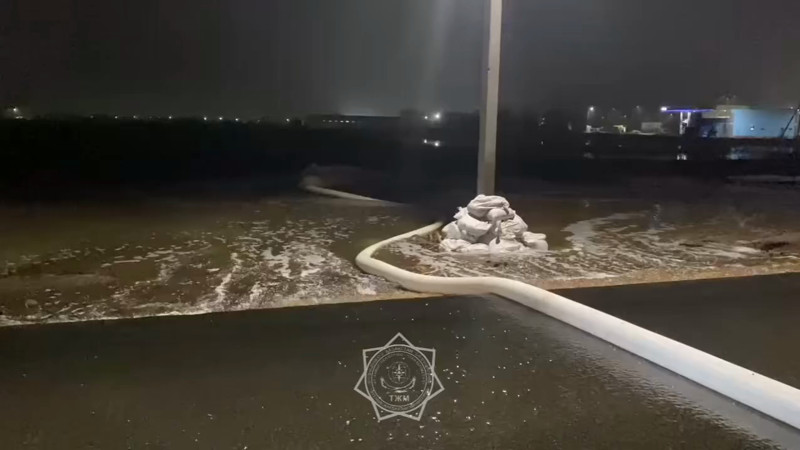 Дорогу затопило талыми водами в Уральске