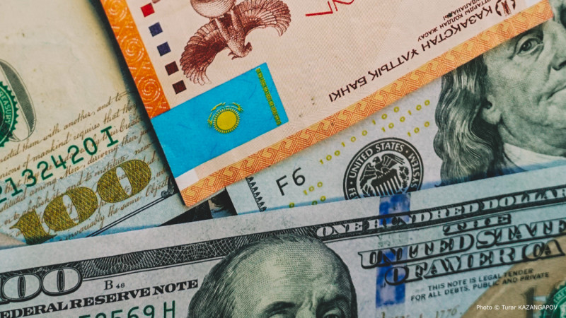Продажа валюты из Нацфонда и курс тенге: что происходит на валютном рынке Казахстана