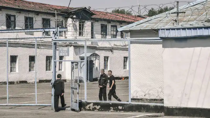 Свобода в день Конституции: 15 тысяч судебных оков на распутье Уральске