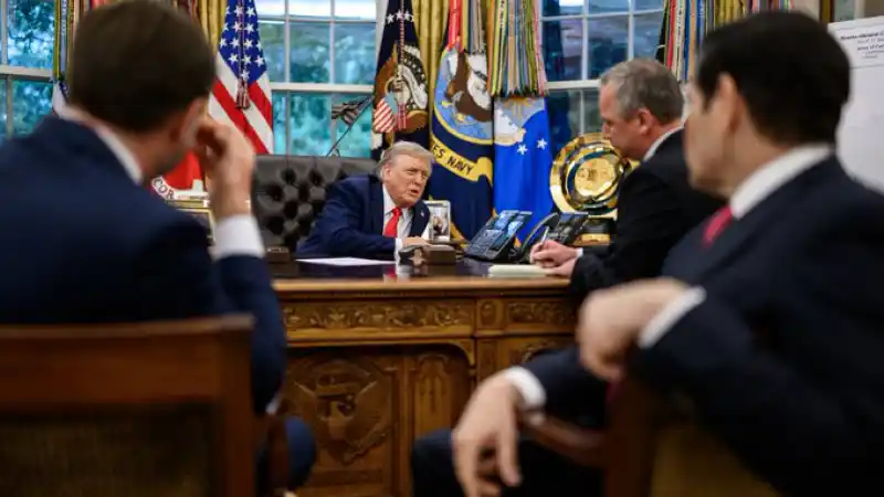 Белый дом опубликовал фотографию президента США Дональда Трампа в момент телефонного разговора с президентом России Владимиром Путиным. Снимок был размещён в социальных сетях, подчеркивая важность данного общения на международной арене. Уральске