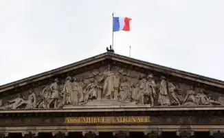 Франция на грани: доверие правительству или экономический крах?