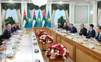 Касым-Жомарт Токаев и король Иордании Абдалла II провели переговоры в расширенном составе с участием официальных делегаций, обсуждая важные вопросы двустороннего сотрудничества.