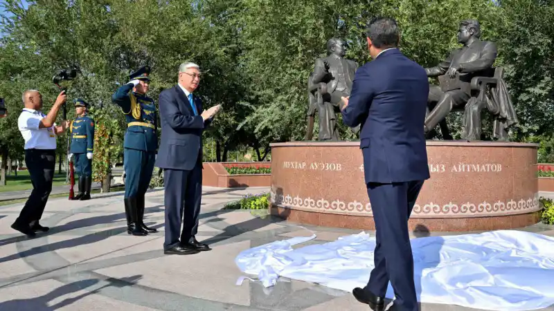 Токаев и Жапаров открыли памятник "Золотой мост дружбы" в Бишкеке Уральске