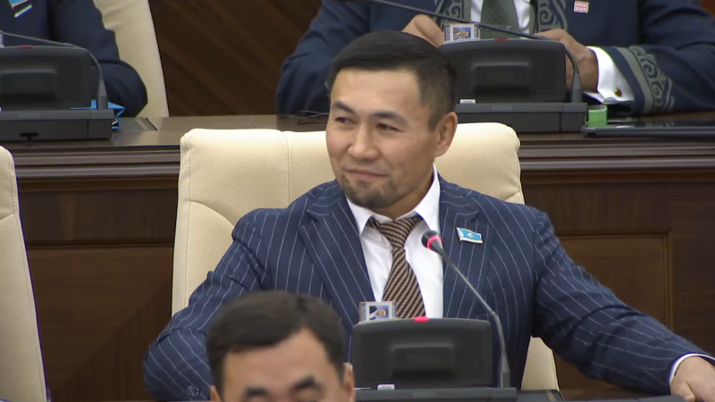 Ашимбаев о поступке Назарова: поздравление мамы в Мажилисе Уральске