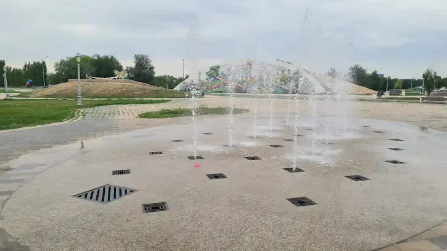 Музыкальный фонтан на Водно-зелёном бульваре, Актобе, 2025 год. Фото: ©️