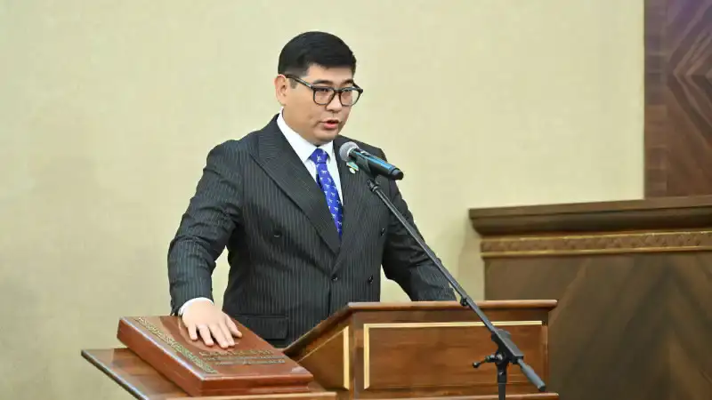 Новый депутат Олжас Нуралдинов дал клятву в Мажилисе от партии 'Ак жол' Уральске