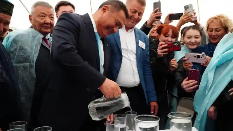 На этой неделе казахстанские чиновники привлекли внимание общественности своим необычным поведением. Один из акимов, во время официального мероприятия, произнес тост и выпил залпом целый стакан чистейшей воды, что вызвало бурные аплодисменты зрителей. Это Уральске