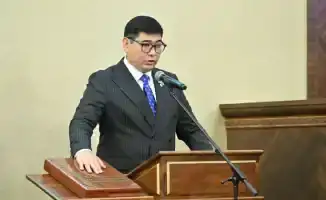 Новый депутат Олжас Нуралдинов дал клятву в Мажилисе от партии 'Ак жол'