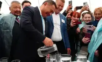 На этой неделе казахстанские чиновники привлекли внимание общественности своим необычным поведением. Один из акимов, во время официального мероприятия, произнес тост и выпил залпом целый стакан чистейшей воды, что вызвало бурные аплодисменты зрителей. Это
