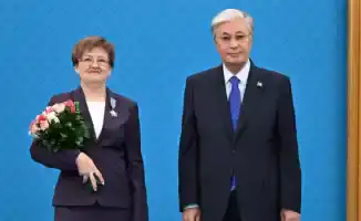 Токаев осветил путь к успеху: слесари, сварщики и машинисты получили звезды за вклад в нефтегазовую отрасль