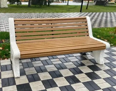 В Уральске заменили скамейки на арбате, установленные два года назад Уральске