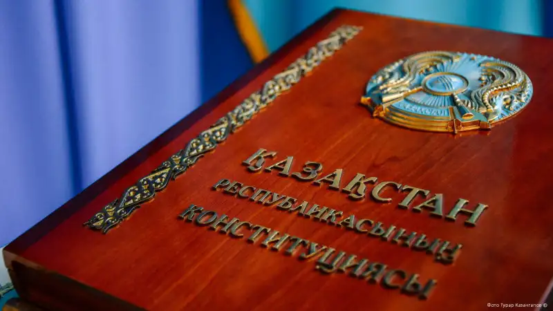 Президент Казахстана Касым-Жомарт Токаев объявил о предстоящих изменениях в Конституции, которые затронут не только Парламент, но и разделы, касающиеся Президента и правительства. Это заявление было сделано на торжественном мероприятии, посвящённом Дню Ре Уральске