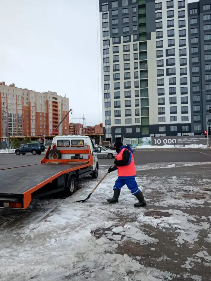 Зимний фронт: 3000 дорожных бойцов сражаются со снегом в Астане Уральске