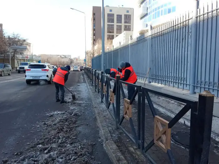 Ночные снегоуборочные работы в Астане: 395 единиц спецтехники в действии Уральске