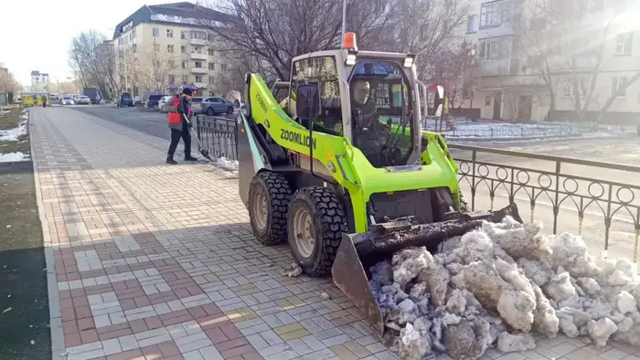 В Астане более 370 единиц спецтехники работают над очисткой улиц от снега Уральске
