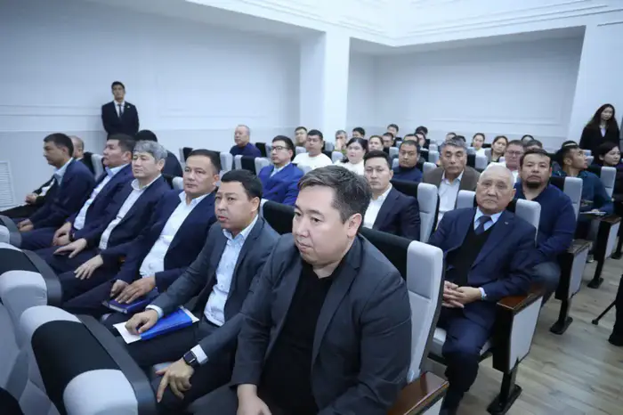 Нурдаулет Килыбай пообещал помощь в трудоустройстве жителям Жетыбая на встрече по вопросам безработицы Уральске