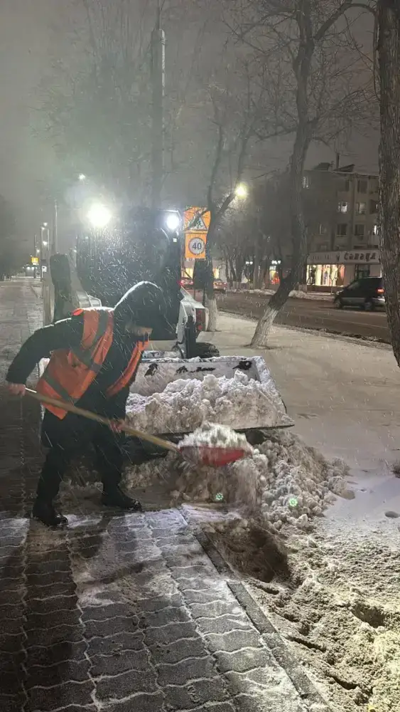 Снежные бури в Астане: более тысячи единиц спецтехники mobilized для устранения последствий Уральске