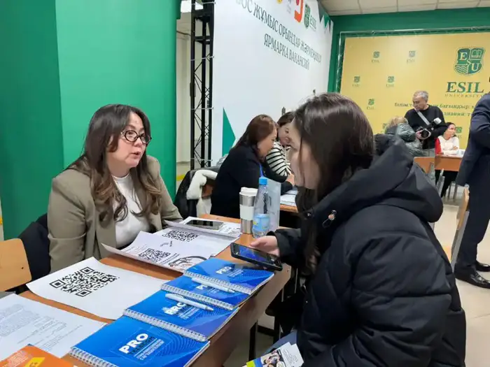 Международные компании представили вакансии на ярмарке для студентов в Esil University Уральске