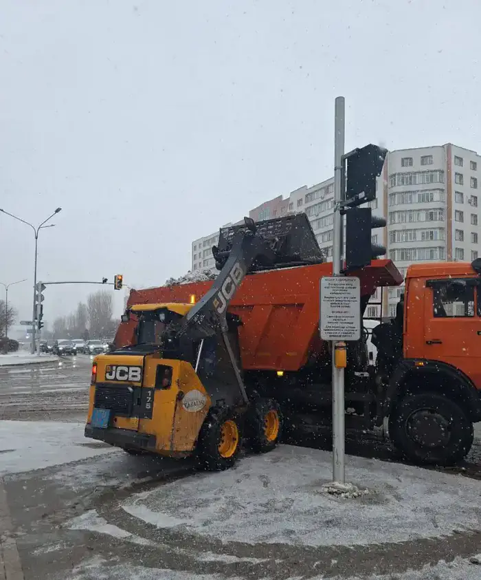 В Астане продолжается масштабная уборка снега с привлечением почти 3000 коммунальщиков Уральске