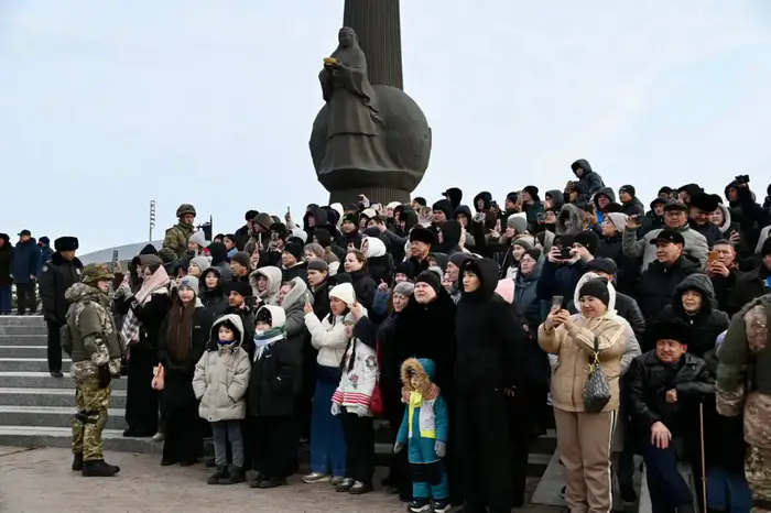 В Астане более 200 солдат приняли военную присягу на площади 'Отан қорғаушылар' Уральске