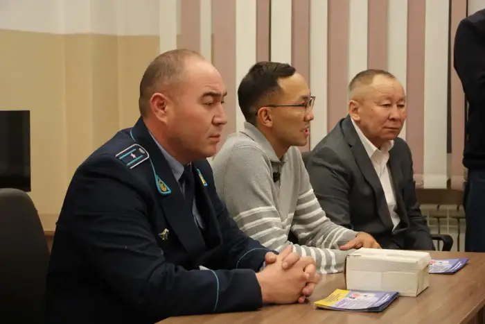 В ВКО полицейские провели рейды в студенческих общежитиях по профилактике наркомании (4)