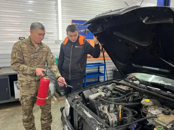 Спасатели МЧС напоминают о важности подготовки автомобиля к зимним условиям Уральске