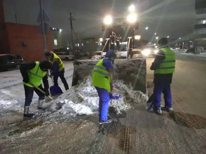 Свыше 2 800 дорожных рабочих вышли на уборку снега в Астане (2)