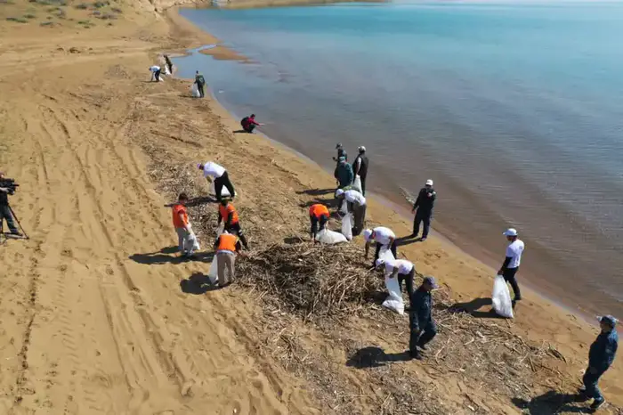 Казахстан очищает водоемы от мусора и сетей Уральске