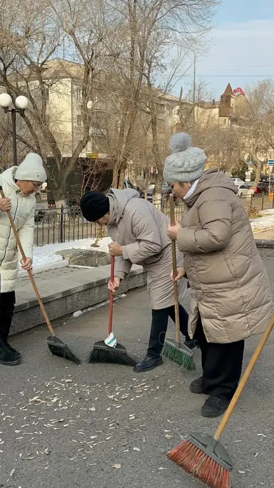«Таза Қазақстан»: студенты и музейные работники восстанавливают историческую чистоту вокруг памятника Сакену Сейфуллину в Астане Уральске