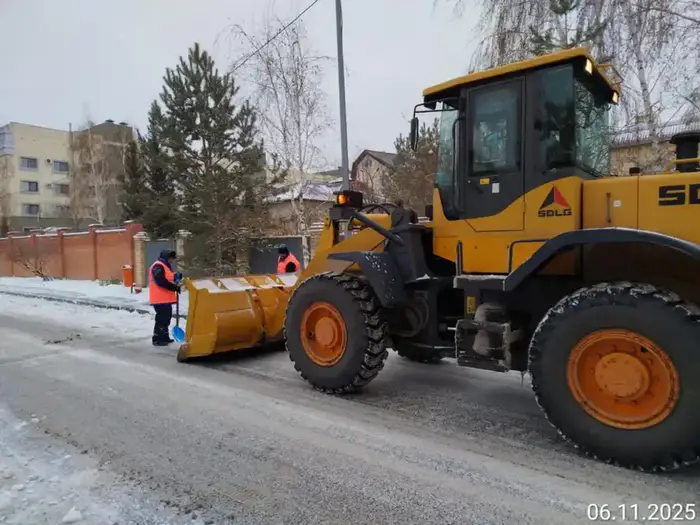 Астанинские коммунальные службы продолжают борьбу со снегом: более тысячи единиц техники и 287 рабочих задействованы в уборке Уральске