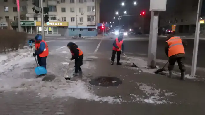 Более тысячи единиц спецтехники задействуют в снегоуборке ночью в Астане (3)