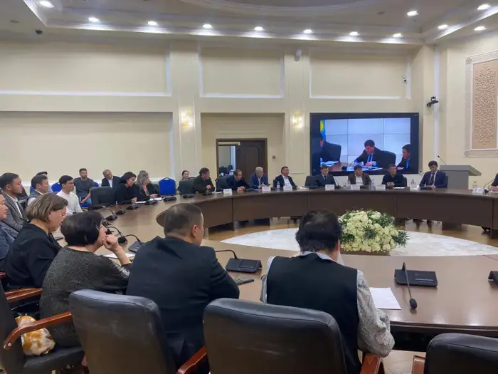Обсуждение социальных вопросов на встрече Олжаса Сапарбекова с жителями Жетысу Уральске