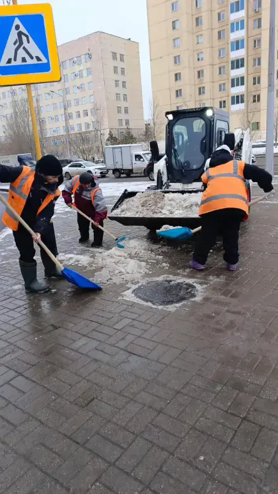 Снег и дождь: коммунальщики в боевом режиме! Уральске
