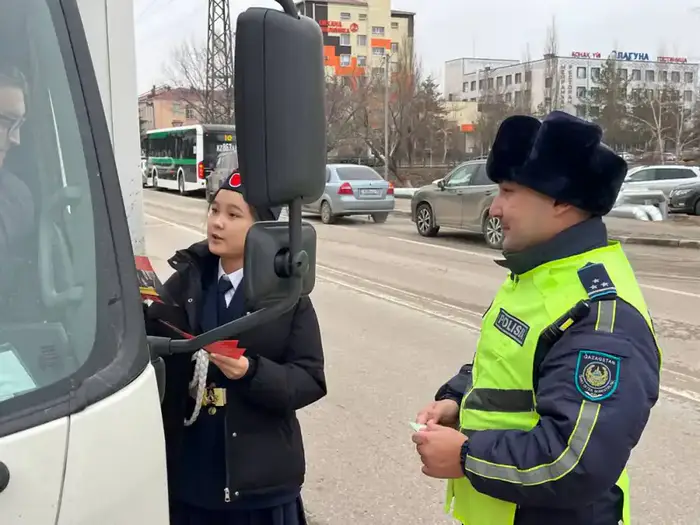 Повышение безопасности на дорогах: юные инспекторы и полицейские проводят рейд по соблюдению ПДД в Костанае Уральске