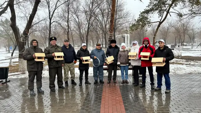 «Таза Қазақстан»: в парке Майкудука создали зимние оазисы для пернатых друзей Уральске