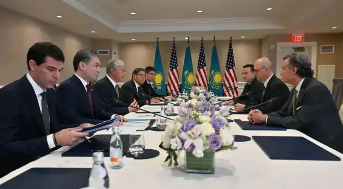 Касым-Жомарт Токаев провел беседу с президентом по странам СНГ и Центральной Азии компании John Deere Чабой Лейко (2)