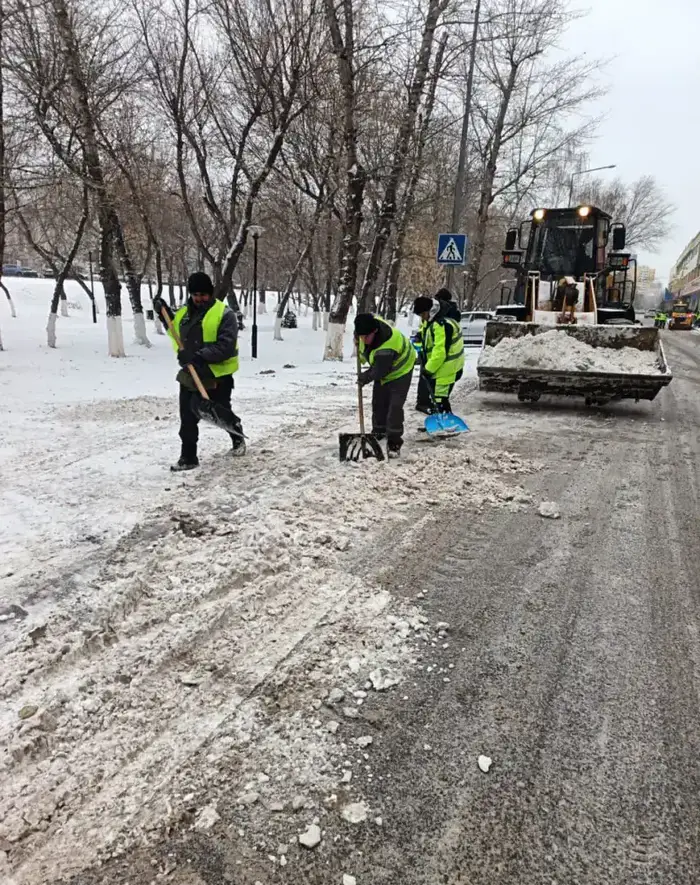 Уборка снега в Астане: 3000 рабочих на линии Уральске