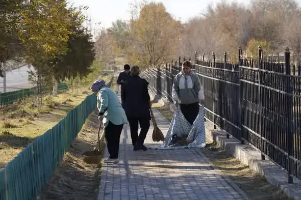 ТУРКЕСТАН: В КАЗЫГУРТЕ ОЧИСТИЛИ ЗЕМЛЮ ОТ МУСОРА И СТАНОВИЛИ ДЕРЕВЬЯ ЖИЗНИ Уральске