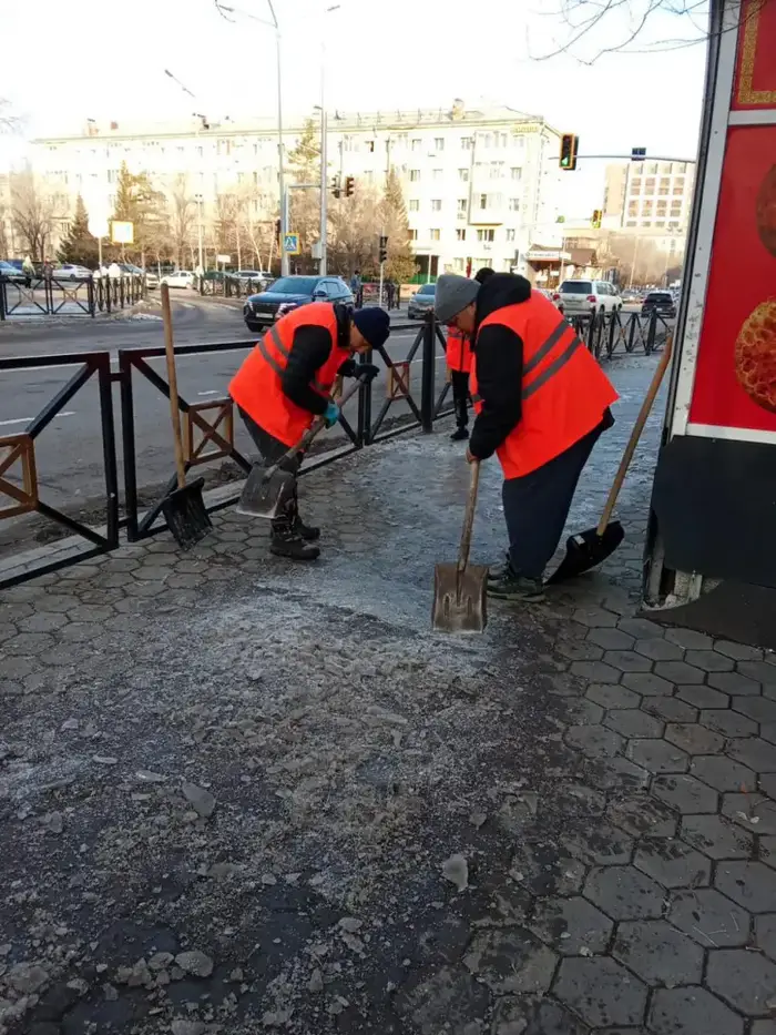 Более 2 800 дорожных рабочих задействованы в снегоуборочных работах в Астане (5)
