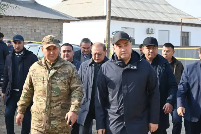 АКИМ ТУРКЕСТАНСКОЙ ОБЛАСТИ ПОСЕТИЛ ЖЕТЫСАЙ И ВЫРАЗИЛ СОБОЛЕЗНОВАНИЯ БЛИЗКИМ ПОГИБШИХ ПРИ ПОЖАРЕ (4)