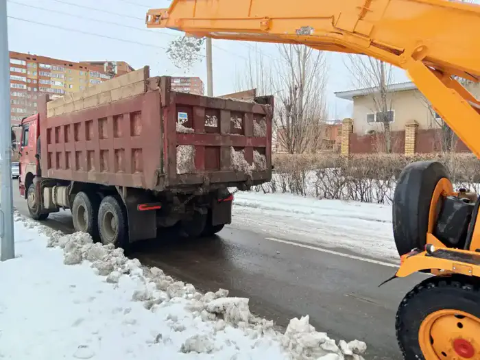 Астана: более тысячи машин очищают снег ночью Уральске
