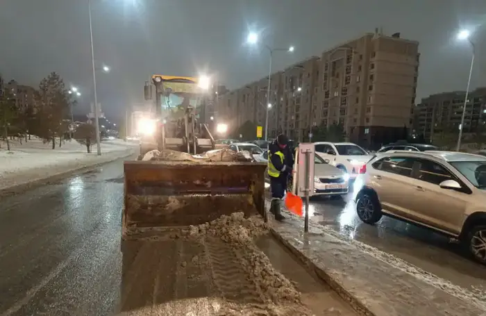 Ночные снегоуборочные работы в Астане: более 1 100 единиц спецтехники в борьбе со снегом Уральске
