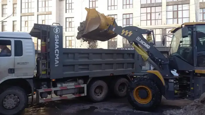 Около 500 единиц спецтехники задействуют в снегоуборке ночью в Астане (2)