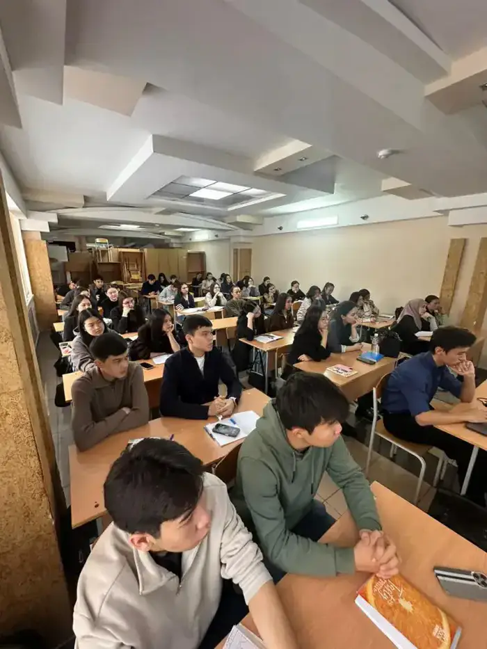 Студенты столицы активно участвуют в эковстрече по сбору пластиковых отходов Уральске