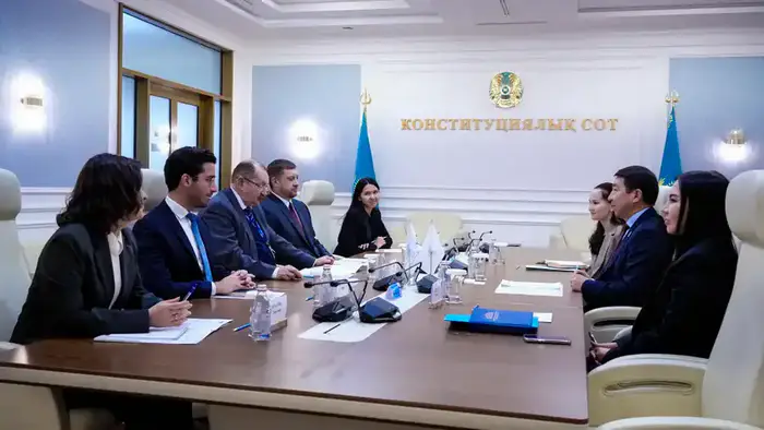 В Конституционном Суде прошла встреча Бакыта Нурмуханова с Алексеем Роговым Уральске