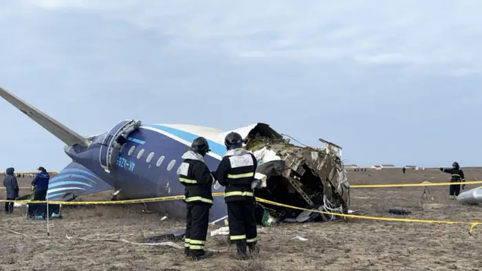 Расследование крушения самолета AZAL: Казахстан готовит отчет, который может повлиять на авиационную безопасность в регионе Уральске
