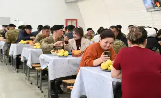 Семейный мост: родители морских пехотинцев встретились с сыновьями на базе в Актау