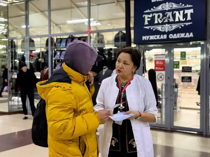 Акцию по профилактике и борьбе со СПИДом провели в столичных торговых центрах Уральске