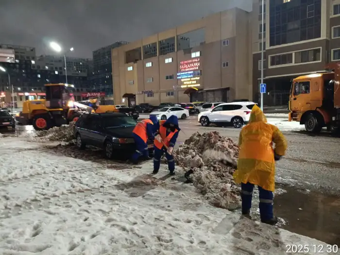 Уборка снега в Астане более 1.4 тысячи единиц техники и три тысячи рабочих Уральске